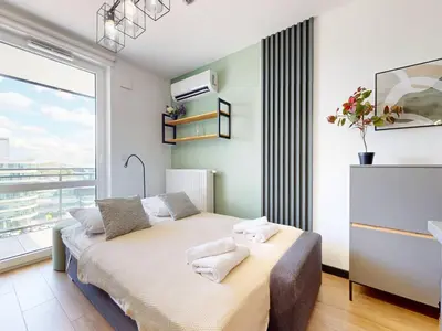 Łóżko lub łóżka w pokoju w obiekcie Sage Studio AC Balcony Parking