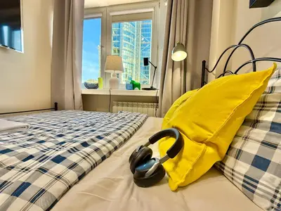 Łóżko lub łóżka w pokoju w obiekcie GREEN 5 AC Rondo ONZ metro WiFi 80'TV OLED Netflix HBO AppleTV Disney