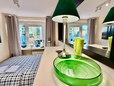 Łóżko lub łóżka w pokoju w obiekcie GREEN 5 AC Rondo ONZ metro WiFi 80'TV OLED Netflix HBO AppleTV Disney
