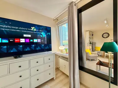 Telewizja i/lub zestaw kina domowego w obiekcie GREEN 5 AC Rondo ONZ metro WiFi 80'TV OLED Netflix HBO AppleTV Disney