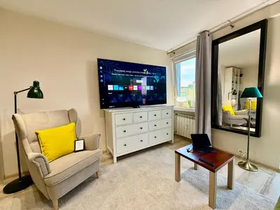 Telewizja i/lub zestaw kina domowego w obiekcie GREEN 5 AC Rondo ONZ metro WiFi 80'TV OLED Netflix HBO AppleTV Disney