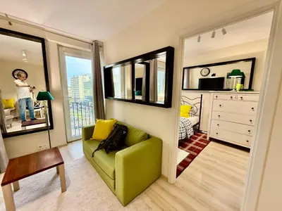 Część wypoczynkowa w obiekcie GREEN 5 AC Rondo ONZ metro WiFi 80'TV OLED Netflix HBO AppleTV Disney