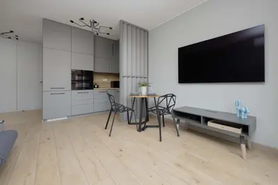 Kuchnia lub aneks kuchenny w obiekcie Metro Wola Apartment with Parking & AC next to Warsaw Rising Museum by Noclegi Renters
