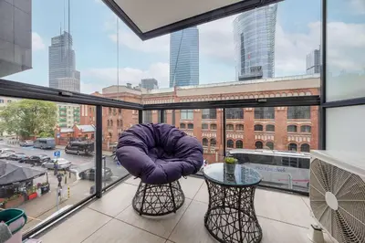 Balkon lub taras w obiekcie Metro Wola Apartment with Parking & AC next to Warsaw Rising Museum by Noclegi Renters