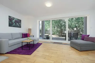 Część wypoczynkowa w obiekcie Lovely Apartment in Warsaw with Parking near Royal Baths Park by Noclegi Renters