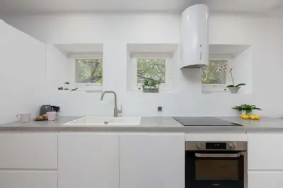Kuchnia lub aneks kuchenny w obiekcie Lovely Apartment in Warsaw with Parking near Royal Baths Park by Noclegi Renters