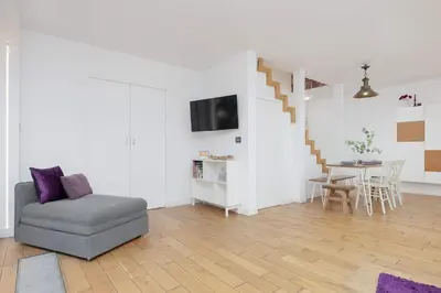 Telewizja i/lub zestaw kina domowego w obiekcie Lovely Apartment in Warsaw with Parking near Royal Baths Park by Noclegi Renters
