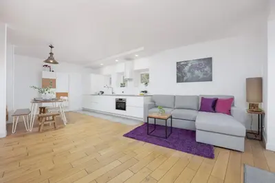 Kuchnia lub aneks kuchenny w obiekcie Lovely Apartment in Warsaw with Parking near Royal Baths Park by Noclegi Renters
