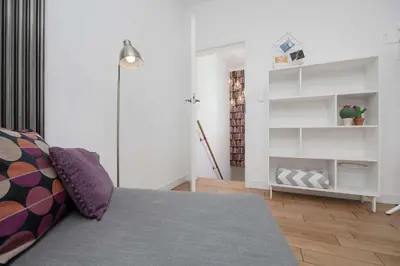 Łóżko lub łóżka w pokoju w obiekcie Lovely Apartment in Warsaw with Parking near Royal Baths Park by Noclegi Renters