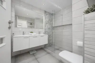 Łazienka w obiekcie Lovely Apartment in Warsaw with Parking near Royal Baths Park by Noclegi Renters