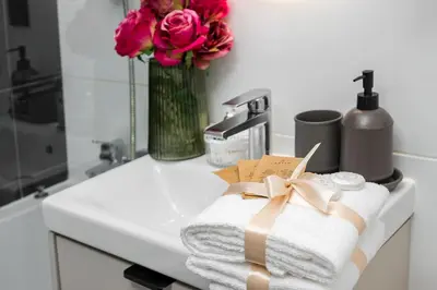 Kuchnia lub aneks kuchenny w obiekcie 2-bedroom Warsaw Breweries Living Suite close to METRO bus tram