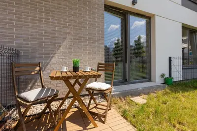 Ogród w obiekcie Cozy & Bright Studio Zupnicza by Noclegi Renters