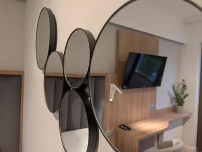 Telewizja i/lub zestaw kina domowego w obiekcie Premium Tolkiena House Mokotów 2- bedrooms & living room, terrace with garden, free underground parking & free high-speed Wi-Fi