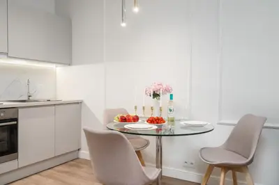 Kuchnia lub aneks kuchenny w obiekcie Close-Urban Chic - Luxury Stay for up to 10 Guests in Mennica Residence, Warsaw Center