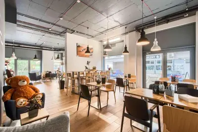 Restauracja lub miejsce do jedzenia w obiekcie Close-Urban Chic - Luxury Stay for up to 20 Guests in Mennica Residence, Warsaw Center