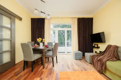 Telewizja i/lub zestaw kina domowego w obiekcie Cozy Family Apartment Belwederska Near Łazienki by Noclegi Renters