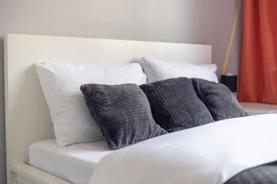 Łóżko lub łóżka w pokoju w obiekcie Wola Anielewicza City Comfort Apartment by BookingHost