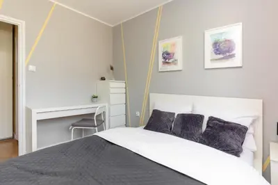 Łóżko lub łóżka w pokoju w obiekcie Wola Anielewicza City Comfort Apartment by BookingHost