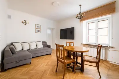 Telewizja i/lub zestaw kina domowego w obiekcie Jezuicka Charming Apartment by BookingHost
