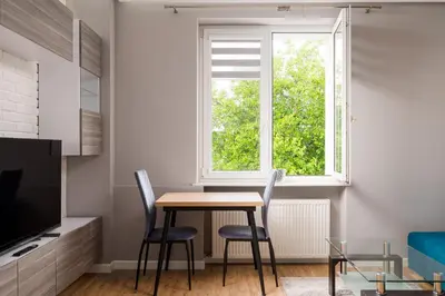 Telewizja i/lub zestaw kina domowego w obiekcie Warsaw Skyline Blue Studio by BookingHost