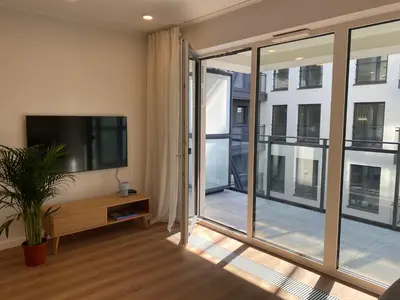 Telewizja i/lub zestaw kina domowego w obiekcie Warsaw Okrzei Apartment - City Center via pedestrian bridge