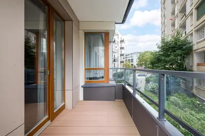 Balkon lub taras w obiekcie Solidarności Skyline Apartment by BookingHost