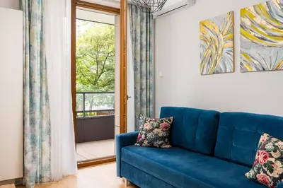Część wypoczynkowa w obiekcie Solidarności Skyline Apartment by BookingHost