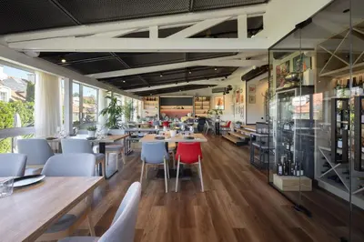 Restauracja lub miejsce do jedzenia w obiekcie Kremowa Residence by Solarento