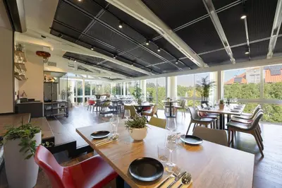 Restauracja lub miejsce do jedzenia w obiekcie Kremowa Residence by Solarento