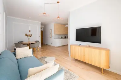 Telewizja i/lub zestaw kina domowego w obiekcie Tawerny Terrace Apartment by BookingHost