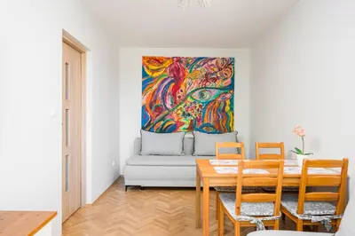 Część wypoczynkowa w obiekcie Dzielna Comfort Apartment by BookingHost