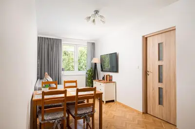 Telewizja i/lub zestaw kina domowego w obiekcie Dzielna Comfort Apartment by BookingHost