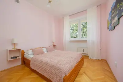 Łóżko lub łóżka w pokoju w obiekcie Atmospheric and Spacious Apartment in Warsaw for 3 People by Noclegi Renters