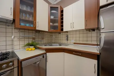 Kuchnia lub aneks kuchenny w obiekcie Atmospheric and Spacious Apartment in Warsaw for 3 People by Noclegi Renters
