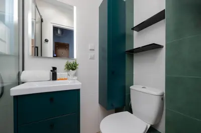 Łazienka w obiekcie Atmospheric and Spacious Apartment in Warsaw for 3 People by Noclegi Renters