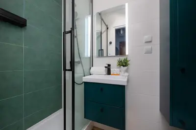 Łazienka w obiekcie Atmospheric and Spacious Apartment in Warsaw for 3 People by Noclegi Renters