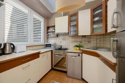 Kuchnia lub aneks kuchenny w obiekcie Atmospheric and Spacious Apartment in Warsaw for 3 People by Noclegi Renters