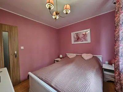 Łóżko lub łóżka w pokoju w obiekcie 3 pokoje koło Parku przy Żwirki