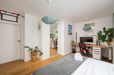 Telewizja i/lub zestaw kina domowego w obiekcie W411 Marina Mokotów - Lake View Apartment with Balcony, Workspace & Parking, close to Airport & City Center