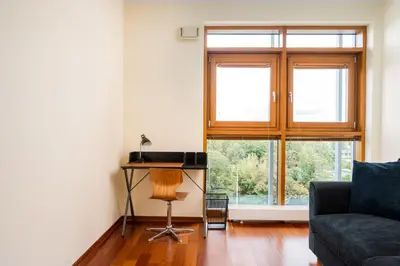 Część wypoczynkowa w obiekcie Arkadia Urban Stay Apartment by BookingHost