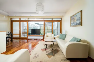 Telewizja i/lub zestaw kina domowego w obiekcie Arkadia Urban Stay Apartment by BookingHost
