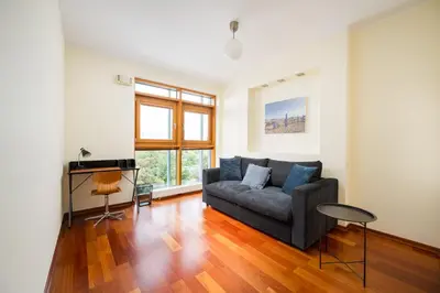 Część wypoczynkowa w obiekcie Arkadia Urban Stay Apartment by BookingHost