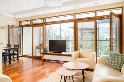 Telewizja i/lub zestaw kina domowego w obiekcie Arkadia Urban Stay Apartment by BookingHost