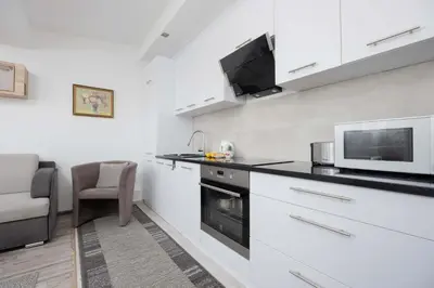 Kuchnia lub aneks kuchenny w obiekcie Modern Apartment in Warsaw with City View and Fan by Noclegi Renters