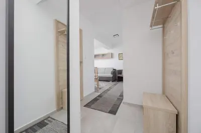 Kuchnia lub aneks kuchenny w obiekcie Modern Apartment in Warsaw with City View and Fan by Noclegi Renters
