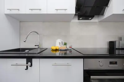 Kuchnia lub aneks kuchenny w obiekcie Modern Apartment in Warsaw with City View and Fan by Noclegi Renters