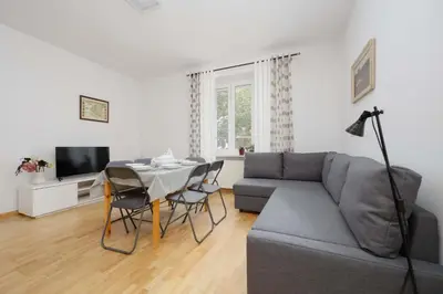 Telewizja i/lub zestaw kina domowego w obiekcie Family Apartment in Warsaw with Desk and Bathtub by Noclegi Renters