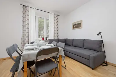 Część wypoczynkowa w obiekcie Family Apartment in Warsaw with Desk and Bathtub by Noclegi Renters