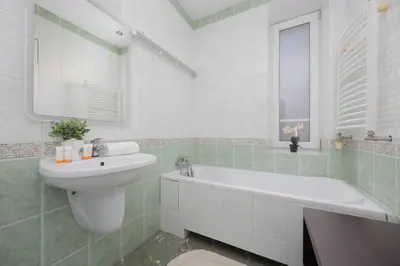 Łazienka w obiekcie Family Apartment in Warsaw with Desk and Bathtub by Noclegi Renters