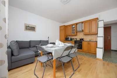Kuchnia lub aneks kuchenny w obiekcie Family Apartment in Warsaw with Desk and Bathtub by Noclegi Renters